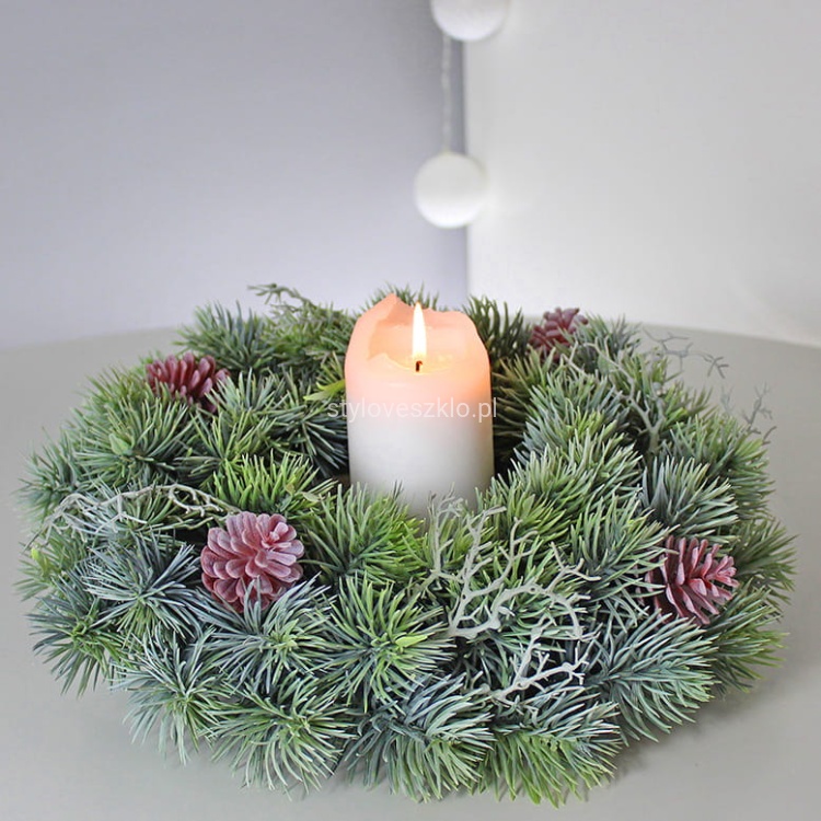 wianek świąteczny mrożony z szyszkami 28 cm.jpg