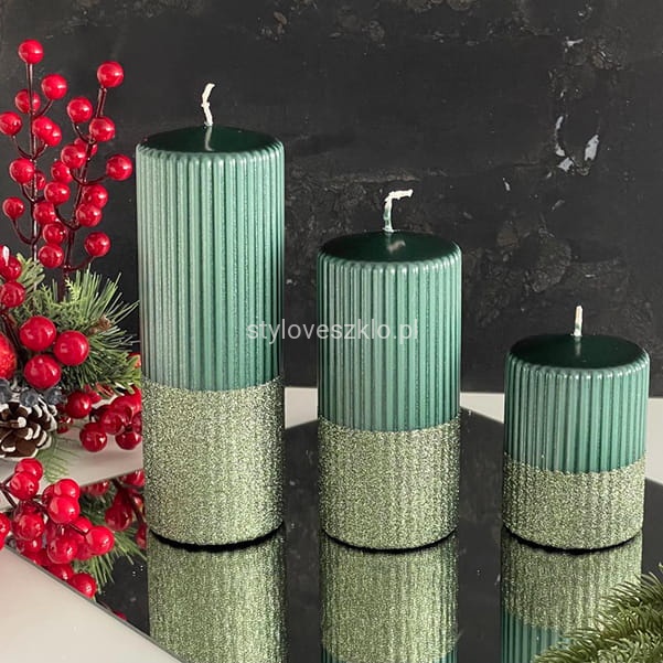 ŚWIECA OZDOBNA PIEŃKOWA RYLEN BROKAT METALIK CIEMNOZIELONY.jpg