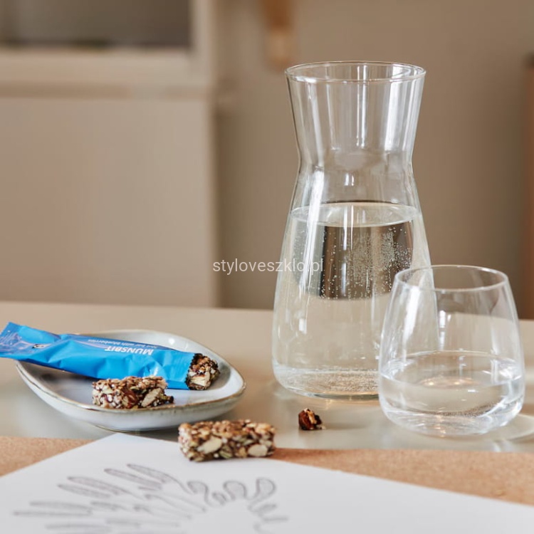SZKLANA KARAFKA NA WODĘ.jpg