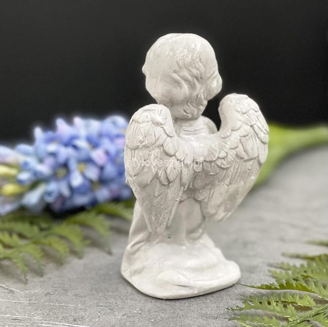 Aniołek Komunijny Biały Chłopczyk w Modlitwie 15cm szary2.jpg