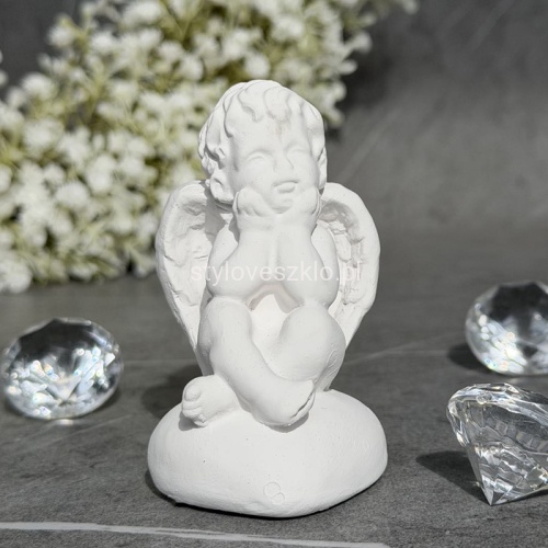 Aniołek Siedzący na Sercu Figurka komunijna 7cm.jpg