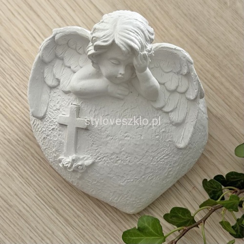 Anioł na sercu figurkaa nagrobna Biała 11x11 cm.jpg