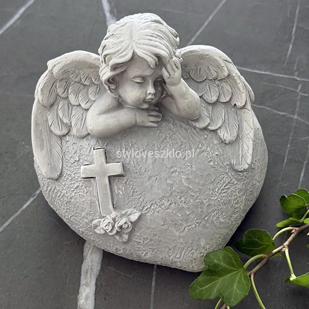 ANIOŁEK NA SERCU FIGURKA NAGROBNA SZARA 11x11 cm.jpg