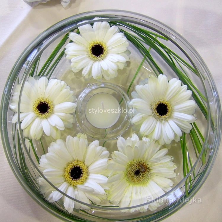 Simple-Centerpiece-Ideas-for-Entertaining-Floating-Candles.jpg