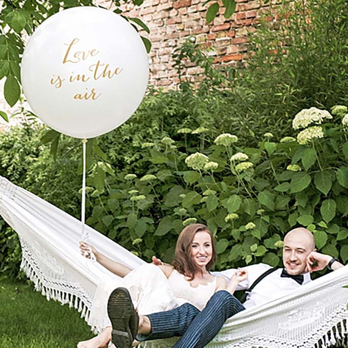 Balon Weselny Gigant Love is in the Air Złoty Napis 1m